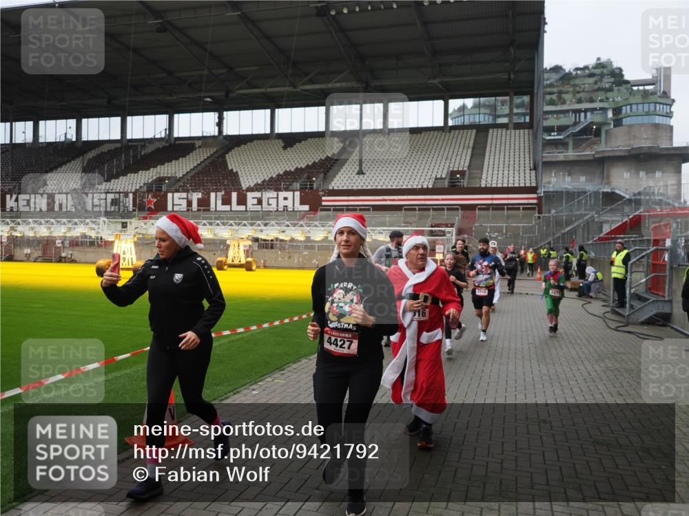 07.12.2025 - St. Pauli X-Mass-Run No. 15 Fabian Wolf http://msf.ph/oto/9421792 07.12.2025 11:47:58 Ziel 724, 796, 1032, 1471, 1474, 1534, 1539, 1597, 1622, 1951, 2381, 2384, 2451, 2452, 2475, 2516, 2842, 3225, 3227, 3312, 3313, 4425, 4427 meine-sportfotos.de