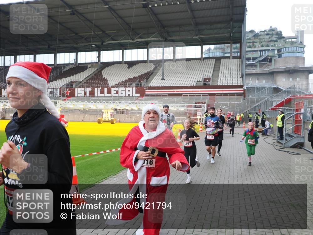 07.12.2025 - St. Pauli X-Mass-Run No. 15 Fabian Wolf http://msf.ph/oto/9421794 07.12.2025 11:47:58 Ziel 724, 796, 1032, 1471, 1474, 1534, 1539, 1597, 1622, 1951, 2381, 2384, 2451, 2452, 2475, 2516, 2842, 3225, 3227, 3312, 3313, 4425, 4427 meine-sportfotos.de