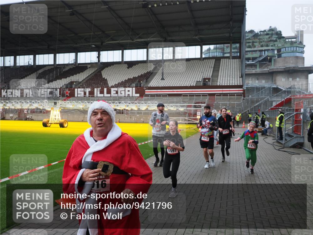 07.12.2025 - St. Pauli X-Mass-Run No. 15 Fabian Wolf http://msf.ph/oto/9421796 07.12.2025 11:47:59 Ziel 724, 796, 1032, 1471, 1474, 1534, 1539, 1597, 1622, 1951, 2381, 2384, 2451, 2452, 2475, 2516, 2842, 3225, 3227, 3312, 3313, 4425, 4427 meine-sportfotos.de