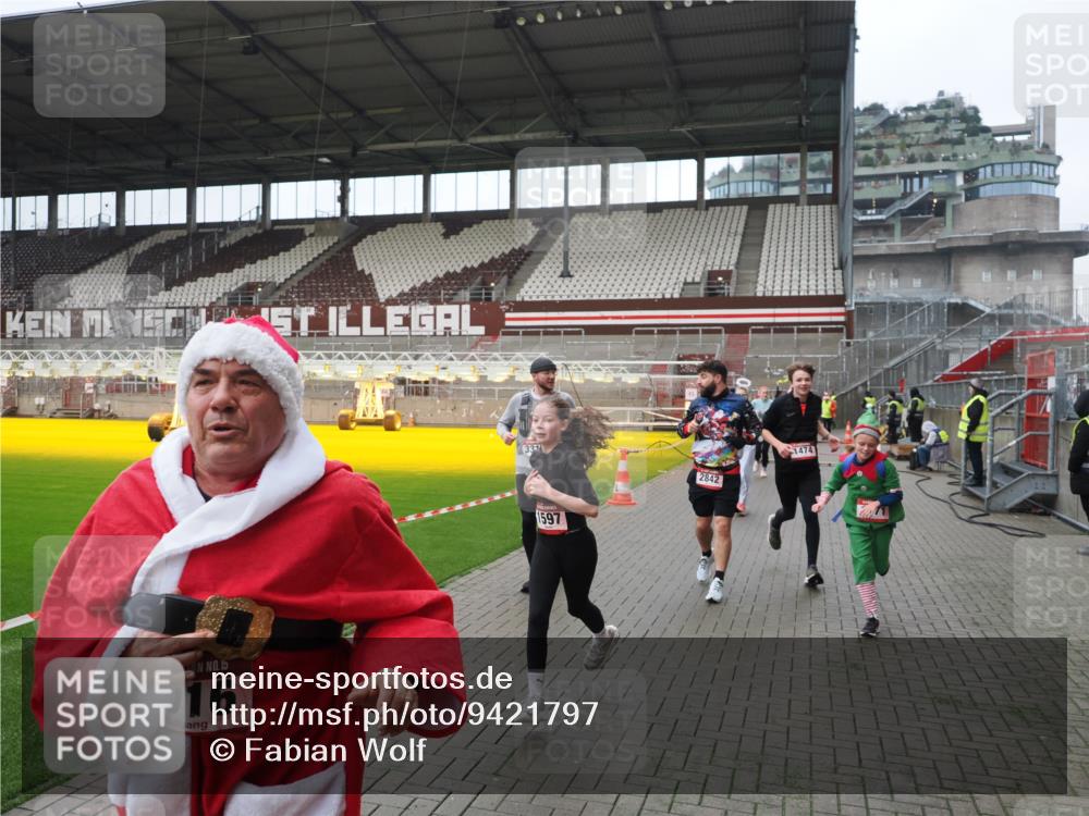 07.12.2025 - St. Pauli X-Mass-Run No. 15 Fabian Wolf http://msf.ph/oto/9421797 07.12.2025 11:47:59 Ziel 724, 796, 1032, 1471, 1474, 1534, 1539, 1597, 1622, 1951, 2381, 2384, 2451, 2452, 2475, 2516, 2842, 3225, 3227, 3312, 3313, 4425, 4427 meine-sportfotos.de
