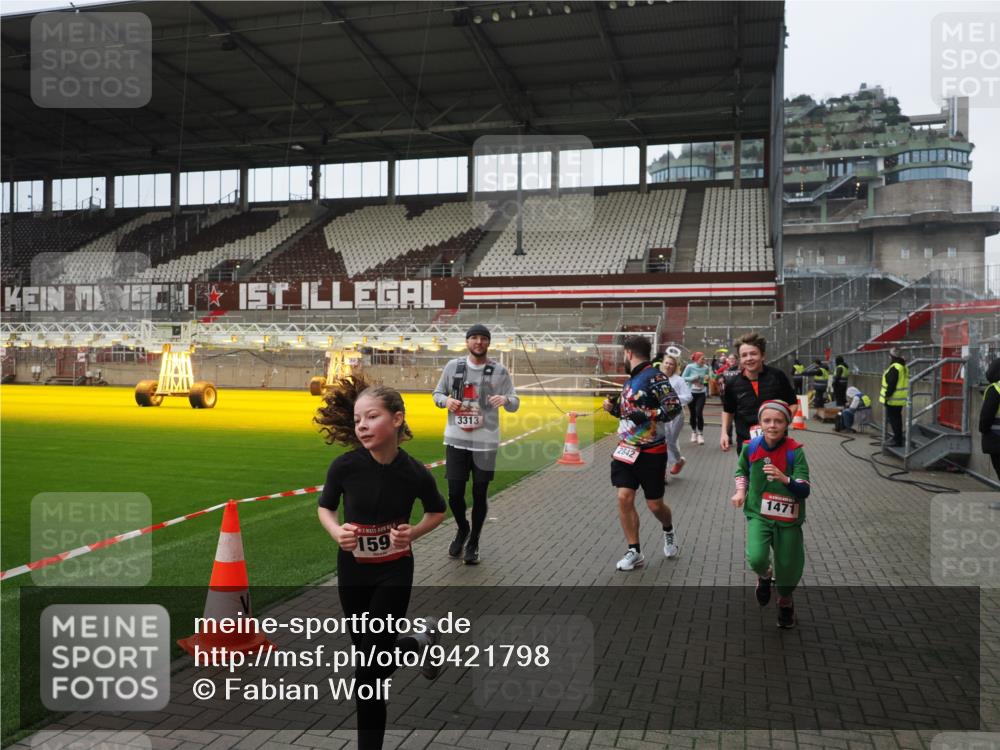07.12.2025 - St. Pauli X-Mass-Run No. 15 Fabian Wolf http://msf.ph/oto/9421798 07.12.2025 11:47:59 Ziel 724, 796, 1032, 1471, 1474, 1534, 1539, 1597, 1622, 1951, 2381, 2384, 2451, 2452, 2475, 2516, 2842, 3225, 3227, 3312, 3313, 4425, 4427 meine-sportfotos.de