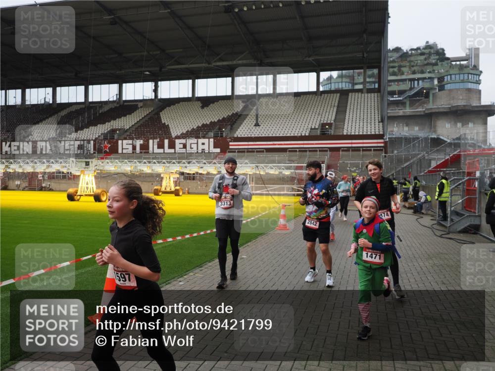 07.12.2025 - St. Pauli X-Mass-Run No. 15 Fabian Wolf http://msf.ph/oto/9421799 07.12.2025 11:48:00 Ziel 724, 796, 1032, 1471, 1474, 1534, 1539, 1597, 1622, 1951, 2381, 2384, 2451, 2452, 2475, 2516, 2842, 3225, 3227, 3312, 3313, 3547, 4425, 4427 meine-sportfotos.de