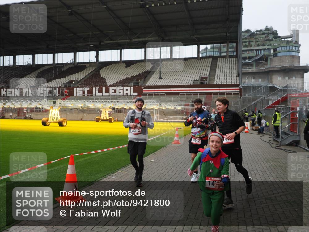 07.12.2025 - St. Pauli X-Mass-Run No. 15 Fabian Wolf http://msf.ph/oto/9421800 07.12.2025 11:48:00 Ziel 724, 796, 1032, 1471, 1474, 1534, 1539, 1597, 1622, 1951, 2381, 2384, 2451, 2452, 2475, 2516, 2842, 3225, 3227, 3312, 3313, 3547, 4425, 4427 meine-sportfotos.de