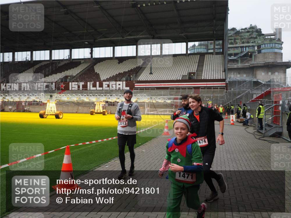 07.12.2025 - St. Pauli X-Mass-Run No. 15 Fabian Wolf http://msf.ph/oto/9421801 07.12.2025 11:48:00 Ziel 724, 796, 1032, 1471, 1474, 1534, 1539, 1597, 1622, 1951, 2381, 2384, 2451, 2452, 2475, 2516, 2842, 3225, 3227, 3312, 3313, 3547, 4425, 4427 meine-sportfotos.de