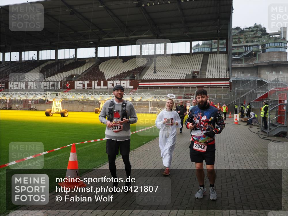 07.12.2025 - St. Pauli X-Mass-Run No. 15 Fabian Wolf http://msf.ph/oto/9421807 07.12.2025 11:48:02 Ziel 207, 724, 796, 1471, 1474, 1534, 1539, 1597, 2381, 2384, 2451, 2452, 2475, 2516, 2842, 3225, 3227, 3312, 3313, 3542, 3545, 3547, 3602, 4425, 4427 meine-sportfotos.de