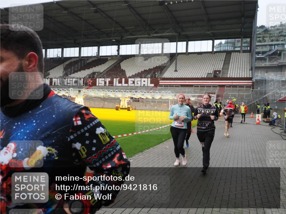 07.12.2025 - St. Pauli X-Mass-Run No. 15 Fabian Wolf http://msf.ph/oto/9421816 07.12.2025 11:48:04 Ziel 207, 724, 796, 1471, 1474, 1597, 2381, 2384, 2451, 2452, 2475, 2516, 2842, 3312, 3313, 3542, 3545, 3547, 3602, 4425, 4427 meine-sportfotos.de