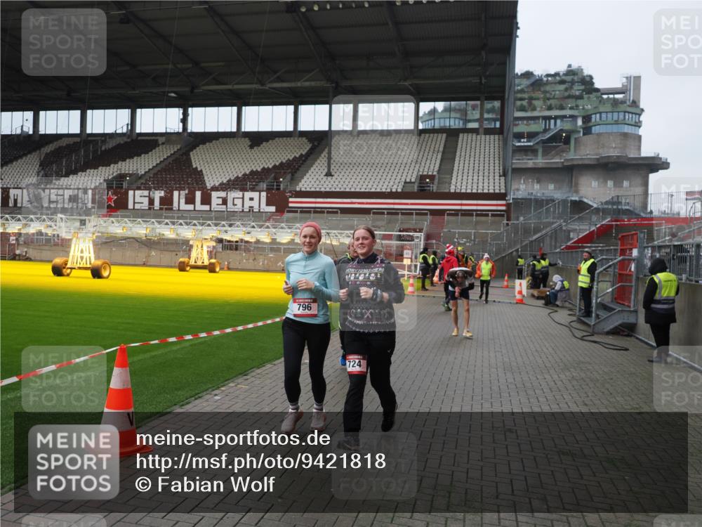 07.12.2025 - St. Pauli X-Mass-Run No. 15 Fabian Wolf http://msf.ph/oto/9421818 07.12.2025 11:48:05 Ziel 207, 724, 796, 1471, 1474, 1597, 2381, 2384, 2516, 2842, 3312, 3313, 3542, 3545, 3547, 3602, 4425, 4427 meine-sportfotos.de