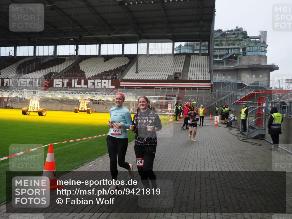 07.12.2025 - St. Pauli X-Mass-Run No. 15 Fabian Wolf http://msf.ph/oto/9421819 07.12.2025 11:48:05 Ziel 207, 724, 796, 1471, 1474, 1597, 2381, 2384, 2516, 2842, 3312, 3313, 3542, 3545, 3547, 3602, 4425, 4427 meine-sportfotos.de
