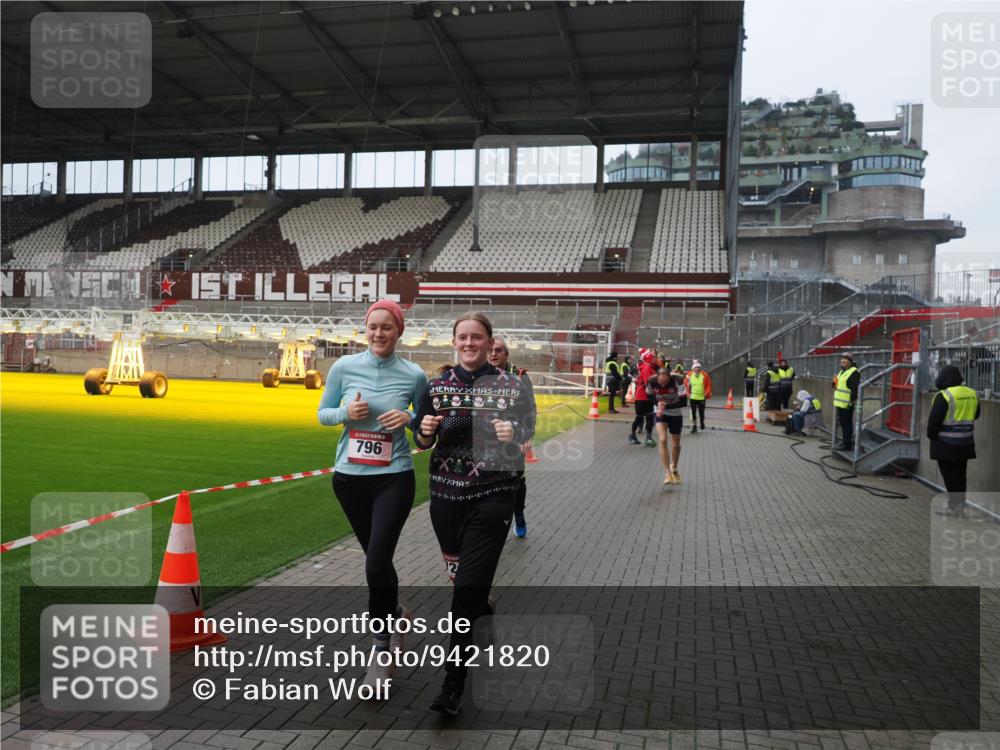 07.12.2025 - St. Pauli X-Mass-Run No. 15 Fabian Wolf http://msf.ph/oto/9421820 07.12.2025 11:48:05 Ziel 207, 724, 796, 1471, 1474, 1597, 2381, 2384, 2516, 2842, 3312, 3313, 3542, 3545, 3547, 3602, 4425, 4427 meine-sportfotos.de