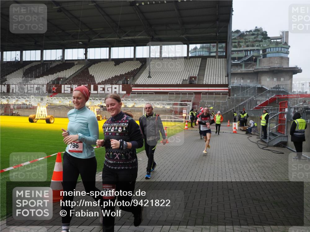 07.12.2025 - St. Pauli X-Mass-Run No. 15 Fabian Wolf http://msf.ph/oto/9421822 07.12.2025 11:48:05 Ziel 207, 724, 796, 1471, 1474, 1597, 2381, 2384, 2516, 2842, 3312, 3313, 3542, 3545, 3547, 3602, 4425, 4427 meine-sportfotos.de