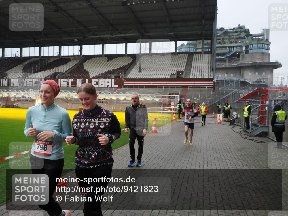07.12.2025 - St. Pauli X-Mass-Run No. 15 Fabian Wolf http://msf.ph/oto/9421823 07.12.2025 11:48:06 Ziel 207, 724, 796, 1471, 1474, 1597, 2381, 2384, 2516, 2842, 3312, 3313, 3542, 3545, 3547, 3602, 4425, 4427 meine-sportfotos.de