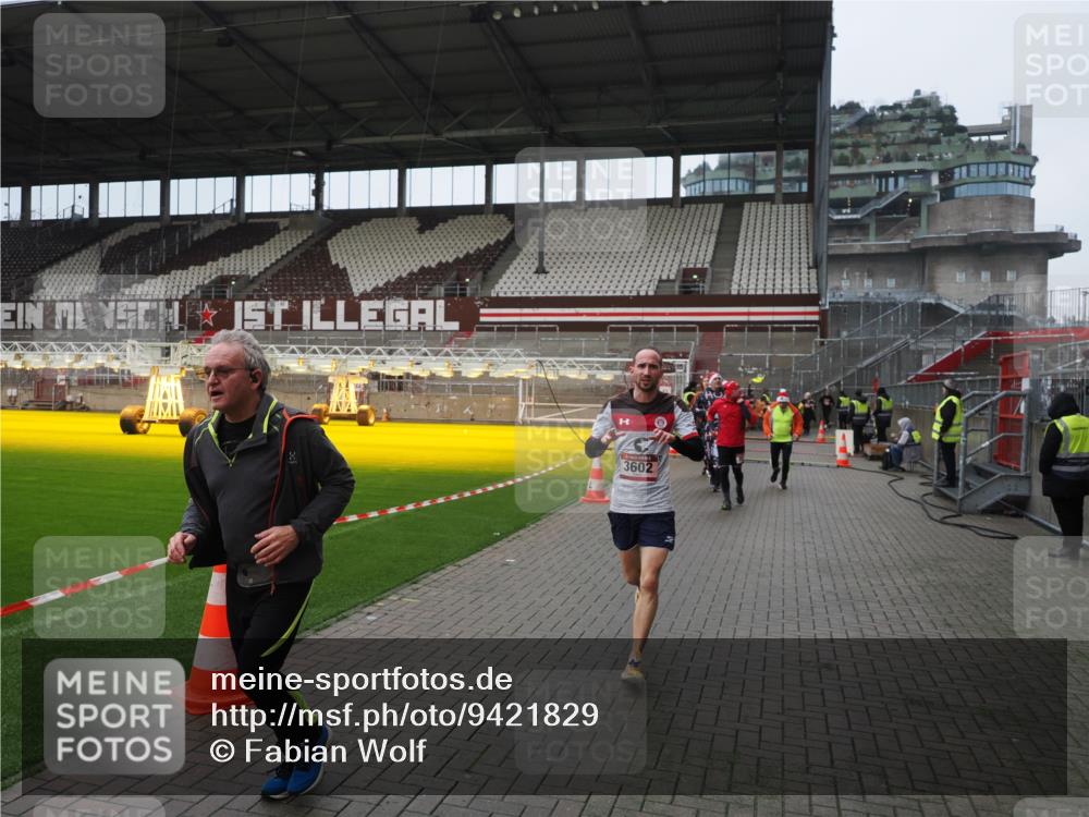 07.12.2025 - St. Pauli X-Mass-Run No. 15 Fabian Wolf http://msf.ph/oto/9421829 07.12.2025 11:48:07 Ziel 207, 724, 796, 1471, 1474, 1597, 2381, 2384, 2516, 2842, 3312, 3313, 3542, 3545, 3547, 3602, 4425, 4427 meine-sportfotos.de