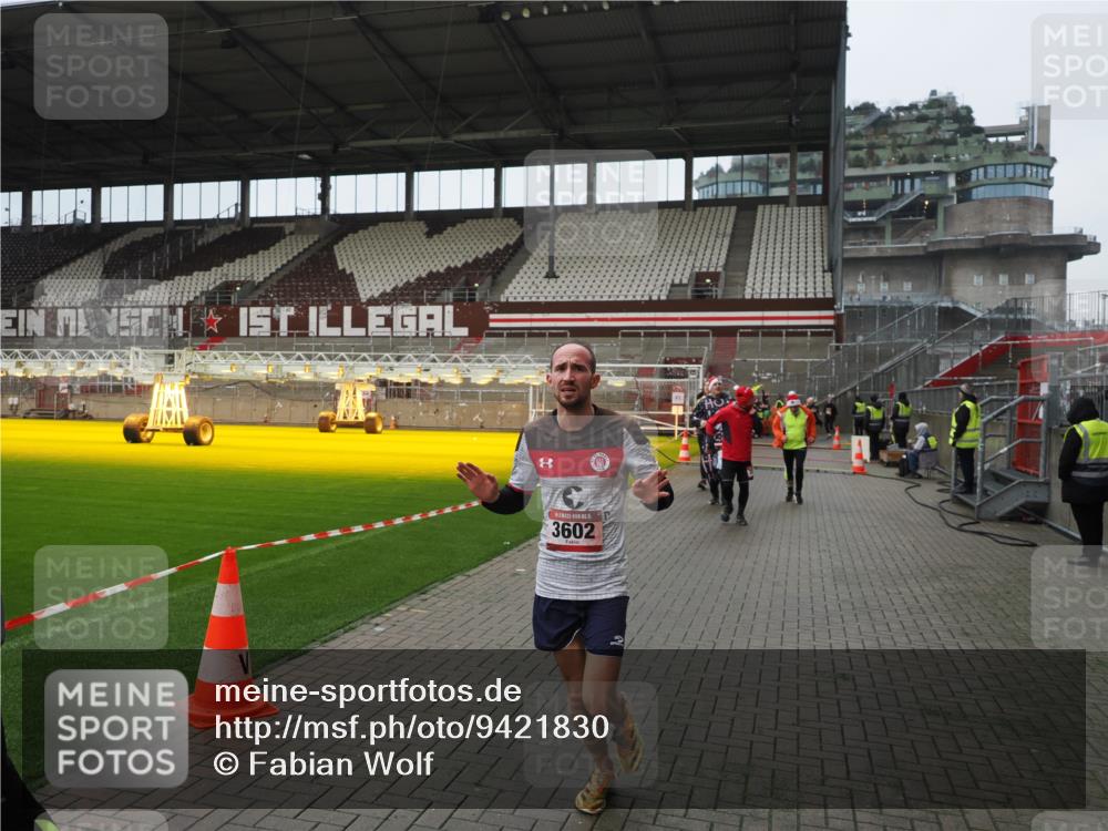 07.12.2025 - St. Pauli X-Mass-Run No. 15 Fabian Wolf http://msf.ph/oto/9421830 07.12.2025 11:48:07 Ziel 207, 724, 796, 1471, 1474, 1597, 2381, 2384, 2516, 2842, 3312, 3313, 3542, 3545, 3547, 3602, 4425, 4427 meine-sportfotos.de