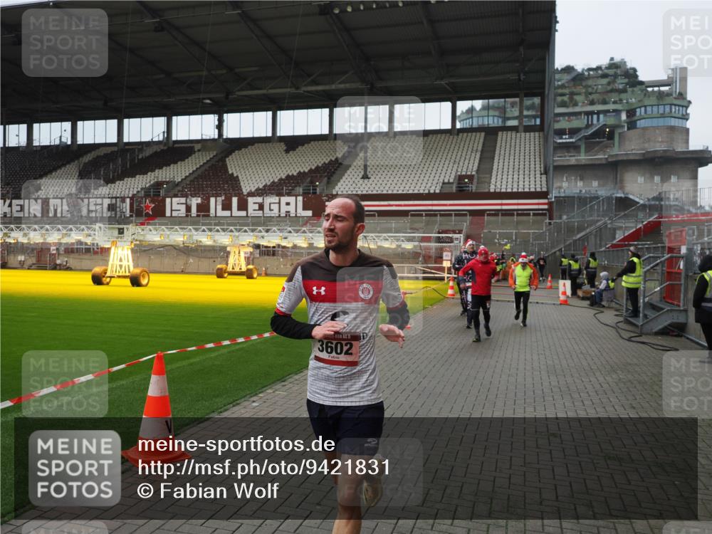 07.12.2025 - St. Pauli X-Mass-Run No. 15 Fabian Wolf http://msf.ph/oto/9421831 07.12.2025 11:48:07 Ziel 207, 724, 796, 1471, 1474, 1597, 2381, 2384, 2516, 2842, 3312, 3313, 3542, 3545, 3547, 3602, 4425, 4427 meine-sportfotos.de
