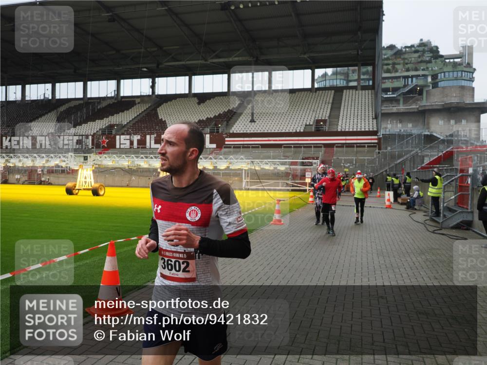 07.12.2025 - St. Pauli X-Mass-Run No. 15 Fabian Wolf http://msf.ph/oto/9421832 07.12.2025 11:48:08 Ziel 207, 724, 796, 1471, 1474, 1597, 2516, 2842, 3312, 3313, 3542, 3545, 3547, 3602, 4425, 4427 meine-sportfotos.de