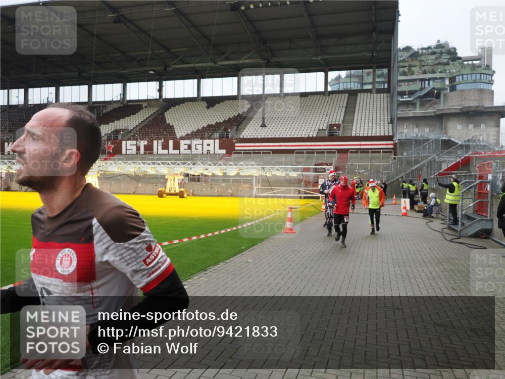 07.12.2025 - St. Pauli X-Mass-Run No. 15 Fabian Wolf http://msf.ph/oto/9421833 07.12.2025 11:48:08 Ziel 207, 724, 796, 1471, 1474, 1597, 2516, 2842, 3312, 3313, 3542, 3545, 3547, 3602, 4425, 4427 meine-sportfotos.de