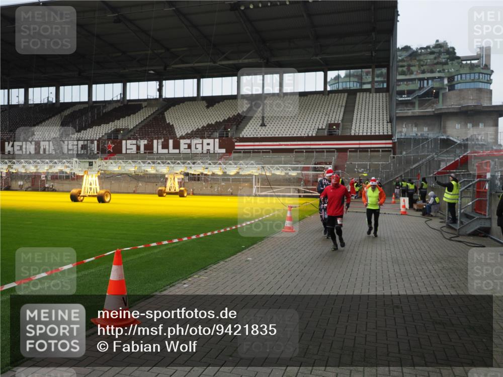 07.12.2025 - St. Pauli X-Mass-Run No. 15 Fabian Wolf http://msf.ph/oto/9421835 07.12.2025 11:48:08 Ziel 207, 724, 796, 1471, 1474, 1597, 2516, 2842, 3312, 3313, 3542, 3545, 3547, 3602, 4425, 4427 meine-sportfotos.de