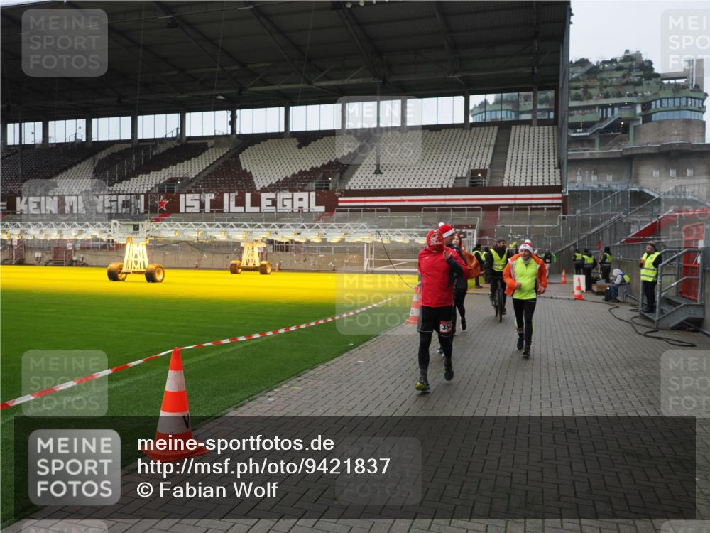 07.12.2025 - St. Pauli X-Mass-Run No. 15 Fabian Wolf http://msf.ph/oto/9421837 07.12.2025 11:48:10 Ziel 207, 724, 796, 1471, 1474, 1597, 2842, 3312, 3313, 3542, 3545, 3547, 3602 meine-sportfotos.de