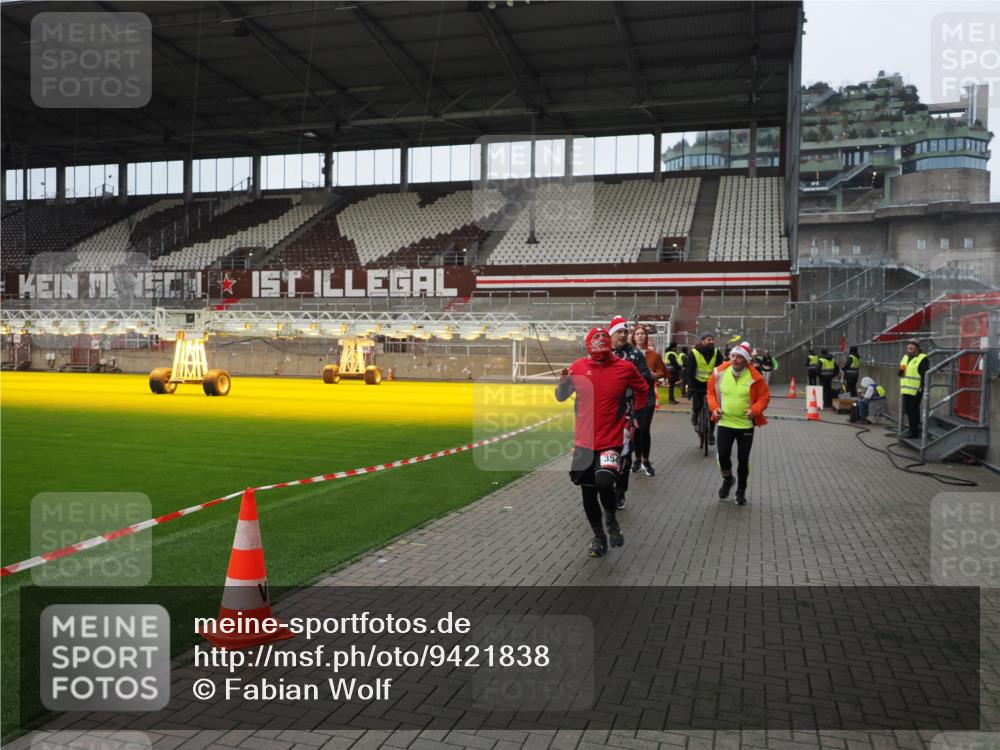 07.12.2025 - St. Pauli X-Mass-Run No. 15 Fabian Wolf http://msf.ph/oto/9421838 07.12.2025 11:48:10 Ziel 207, 724, 796, 1471, 1474, 1597, 2842, 3312, 3313, 3542, 3545, 3547, 3602 meine-sportfotos.de