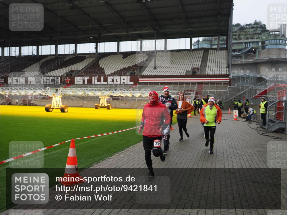 07.12.2025 - St. Pauli X-Mass-Run No. 15 Fabian Wolf http://msf.ph/oto/9421841 07.12.2025 11:48:10 Ziel 207, 724, 796, 1471, 1474, 1597, 2842, 3312, 3313, 3542, 3545, 3547, 3602 meine-sportfotos.de