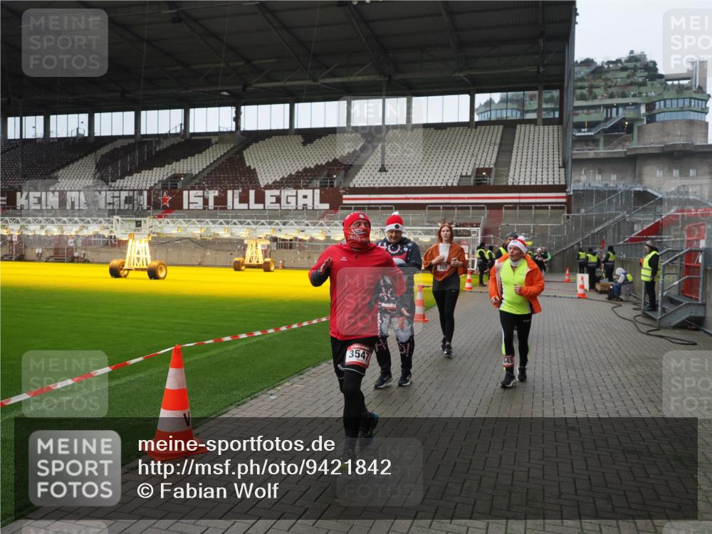 07.12.2025 - St. Pauli X-Mass-Run No. 15 Fabian Wolf http://msf.ph/oto/9421842 07.12.2025 11:48:11 Ziel 207, 724, 796, 1471, 1474, 1597, 2842, 3312, 3504, 3528, 3542, 3545, 3547, 3602 meine-sportfotos.de