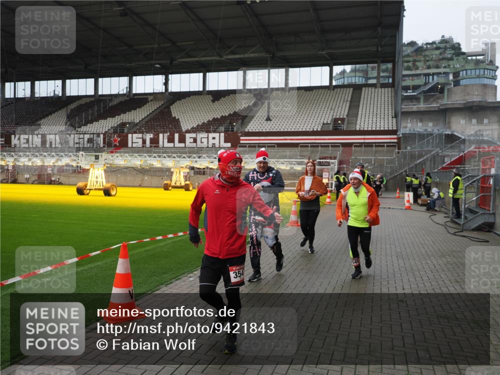 07.12.2025 - St. Pauli X-Mass-Run No. 15 Fabian Wolf http://msf.ph/oto/9421843 07.12.2025 11:48:11 Ziel 207, 724, 796, 1471, 1474, 1597, 2842, 3312, 3504, 3528, 3542, 3545, 3547, 3602 meine-sportfotos.de