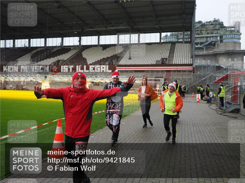07.12.2025 - St. Pauli X-Mass-Run No. 15 Fabian Wolf http://msf.ph/oto/9421845 07.12.2025 11:48:11 Ziel 207, 724, 796, 1471, 1474, 1597, 2842, 3312, 3504, 3528, 3542, 3545, 3547, 3602 meine-sportfotos.de