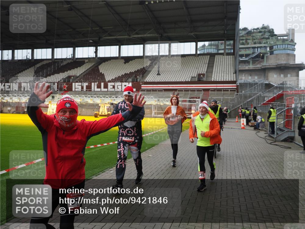 07.12.2025 - St. Pauli X-Mass-Run No. 15 Fabian Wolf http://msf.ph/oto/9421846 07.12.2025 11:48:11 Ziel 207, 724, 796, 1471, 1474, 1597, 2842, 3312, 3504, 3528, 3542, 3545, 3547, 3602 meine-sportfotos.de