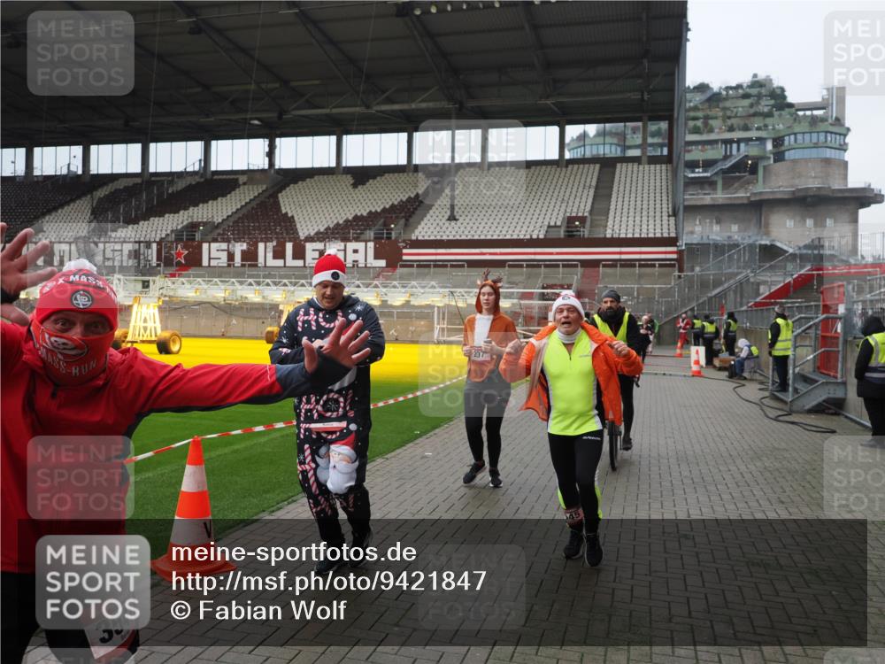 07.12.2025 - St. Pauli X-Mass-Run No. 15 Fabian Wolf http://msf.ph/oto/9421847 07.12.2025 11:48:11 Ziel 207, 724, 796, 1471, 1474, 1597, 2842, 3312, 3504, 3528, 3542, 3545, 3547, 3602 meine-sportfotos.de