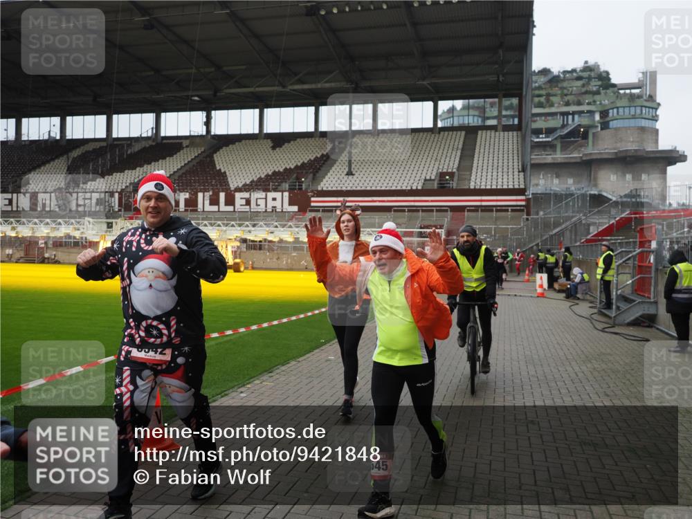 07.12.2025 - St. Pauli X-Mass-Run No. 15 Fabian Wolf http://msf.ph/oto/9421848 07.12.2025 11:48:12 Ziel 207, 724, 796, 990, 1471, 1474, 1597, 2842, 3312, 3504, 3528, 3542, 3545, 3547, 3602 meine-sportfotos.de