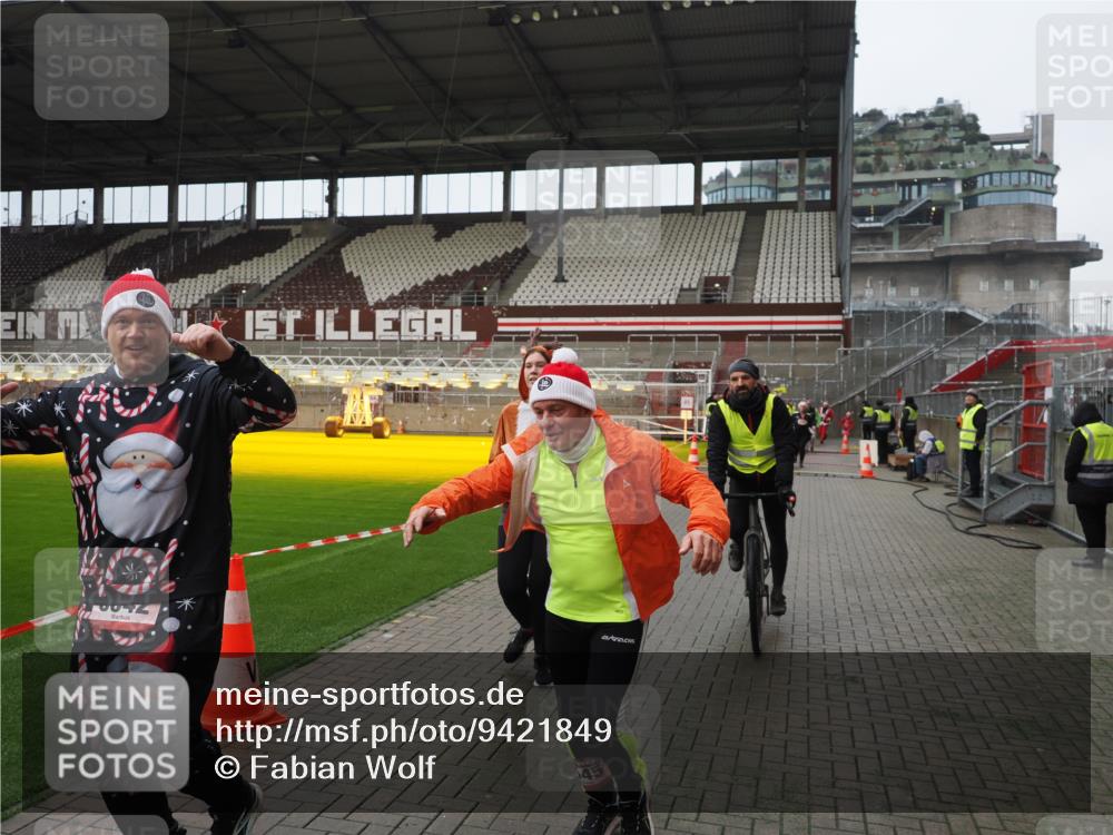 07.12.2025 - St. Pauli X-Mass-Run No. 15 Fabian Wolf http://msf.ph/oto/9421849 07.12.2025 11:48:12 Ziel 207, 724, 796, 990, 1471, 1474, 1597, 2842, 3312, 3504, 3528, 3542, 3545, 3547, 3602 meine-sportfotos.de