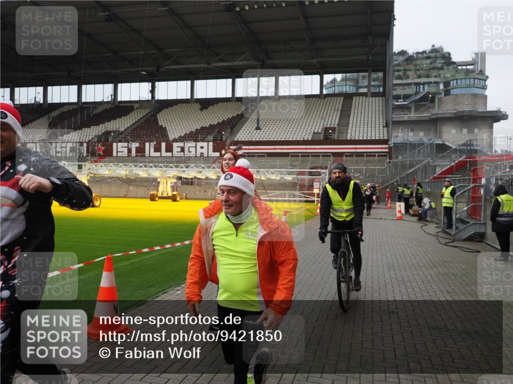 07.12.2025 - St. Pauli X-Mass-Run No. 15 Fabian Wolf http://msf.ph/oto/9421850 07.12.2025 11:48:12 Ziel 207, 724, 796, 990, 1471, 1474, 1597, 2842, 3312, 3504, 3528, 3542, 3545, 3547, 3602 meine-sportfotos.de