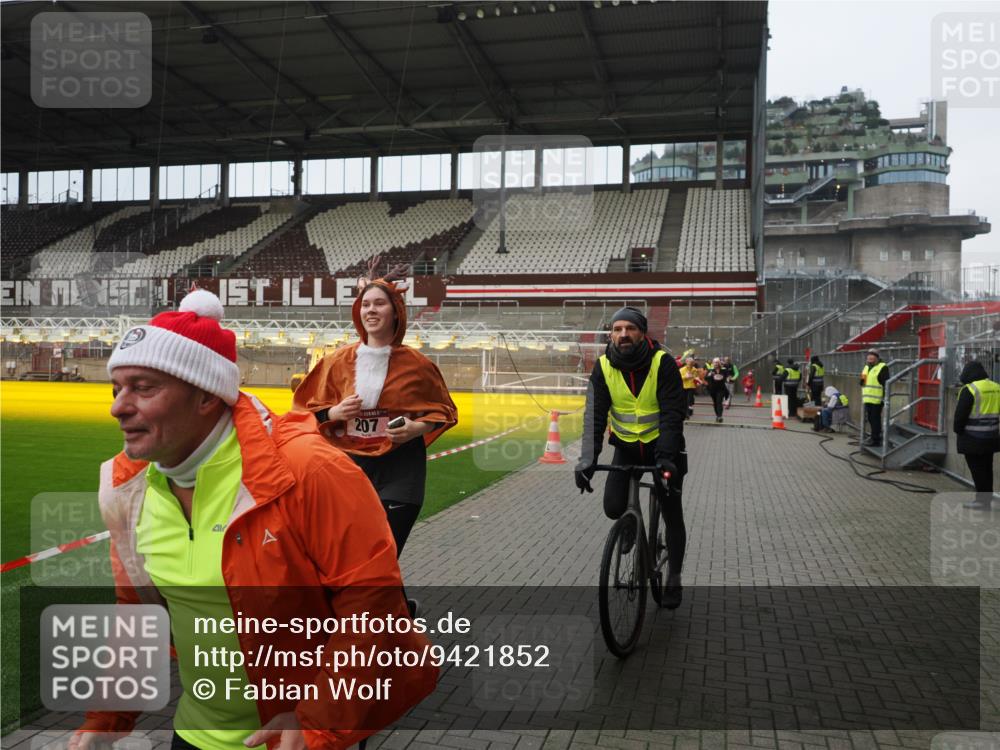 07.12.2025 - St. Pauli X-Mass-Run No. 15 Fabian Wolf http://msf.ph/oto/9421852 07.12.2025 11:48:13 Ziel 207, 724, 796, 990, 1471, 1474, 1597, 3312, 3504, 3528, 3542, 3545, 3547, 3602 meine-sportfotos.de