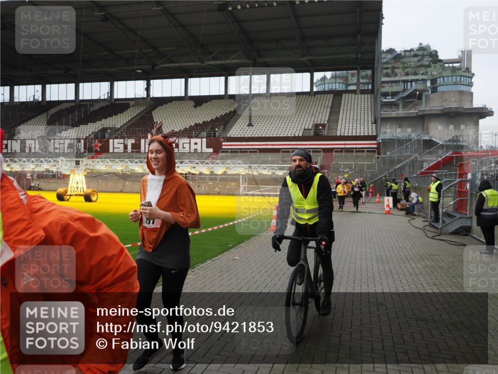 07.12.2025 - St. Pauli X-Mass-Run No. 15 Fabian Wolf http://msf.ph/oto/9421853 07.12.2025 11:48:13 Ziel 207, 724, 796, 990, 1471, 1474, 1597, 3312, 3504, 3528, 3542, 3545, 3547, 3602 meine-sportfotos.de