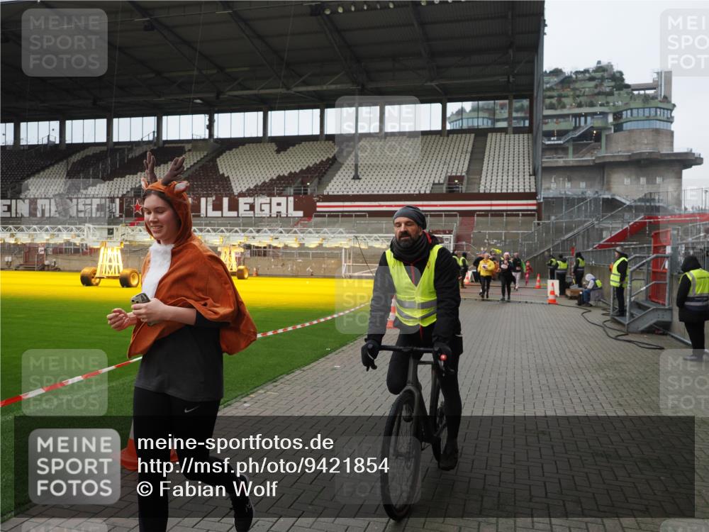 07.12.2025 - St. Pauli X-Mass-Run No. 15 Fabian Wolf http://msf.ph/oto/9421854 07.12.2025 11:48:13 Ziel 207, 724, 796, 990, 1471, 1474, 1597, 3312, 3504, 3528, 3542, 3545, 3547, 3602 meine-sportfotos.de