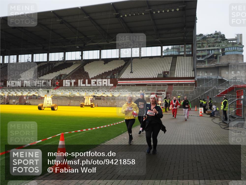 07.12.2025 - St. Pauli X-Mass-Run No. 15 Fabian Wolf http://msf.ph/oto/9421858 07.12.2025 11:48:18 Ziel 207, 990, 3504, 3528, 3542, 3545, 3547, 3602, 3635, 3638, 3657 meine-sportfotos.de