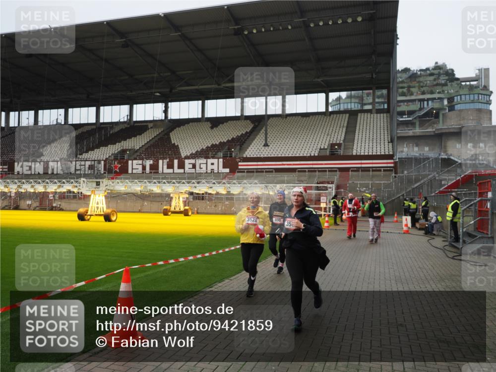 07.12.2025 - St. Pauli X-Mass-Run No. 15 Fabian Wolf http://msf.ph/oto/9421859 07.12.2025 11:48:18 Ziel 207, 990, 3504, 3528, 3542, 3545, 3547, 3602, 3635, 3638, 3657 meine-sportfotos.de