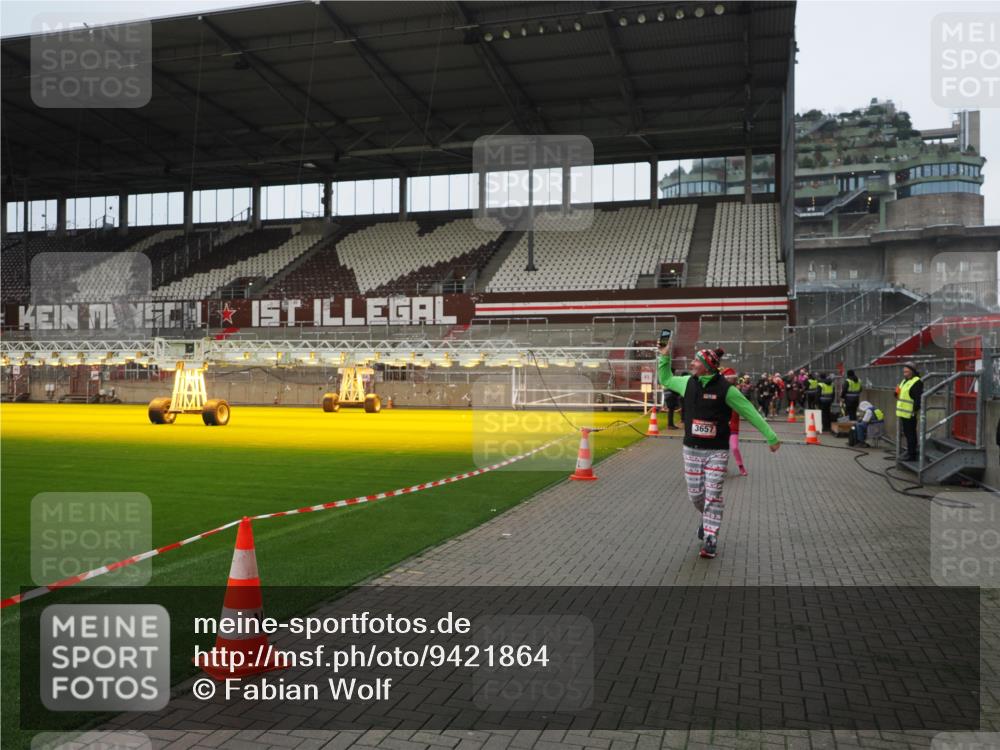 07.12.2025 - St. Pauli X-Mass-Run No. 15 Fabian Wolf http://msf.ph/oto/9421864 07.12.2025 11:48:22 Ziel 207, 990, 3504, 3528, 3545, 3635, 3638, 3657 meine-sportfotos.de