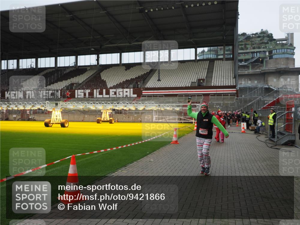07.12.2025 - St. Pauli X-Mass-Run No. 15 Fabian Wolf http://msf.ph/oto/9421866 07.12.2025 11:48:22 Ziel 207, 990, 3504, 3528, 3545, 3635, 3638, 3657 meine-sportfotos.de
