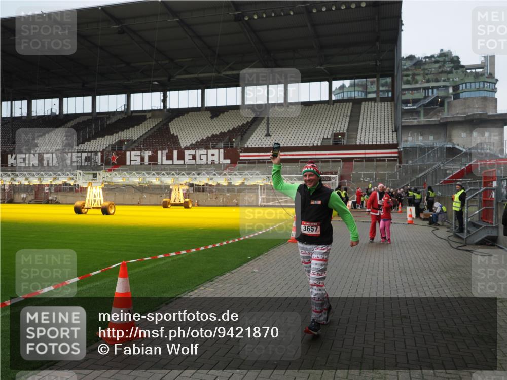07.12.2025 - St. Pauli X-Mass-Run No. 15 Fabian Wolf http://msf.ph/oto/9421870 07.12.2025 11:48:23 Ziel 616, 990, 3504, 3528, 3635, 3638, 3657 meine-sportfotos.de