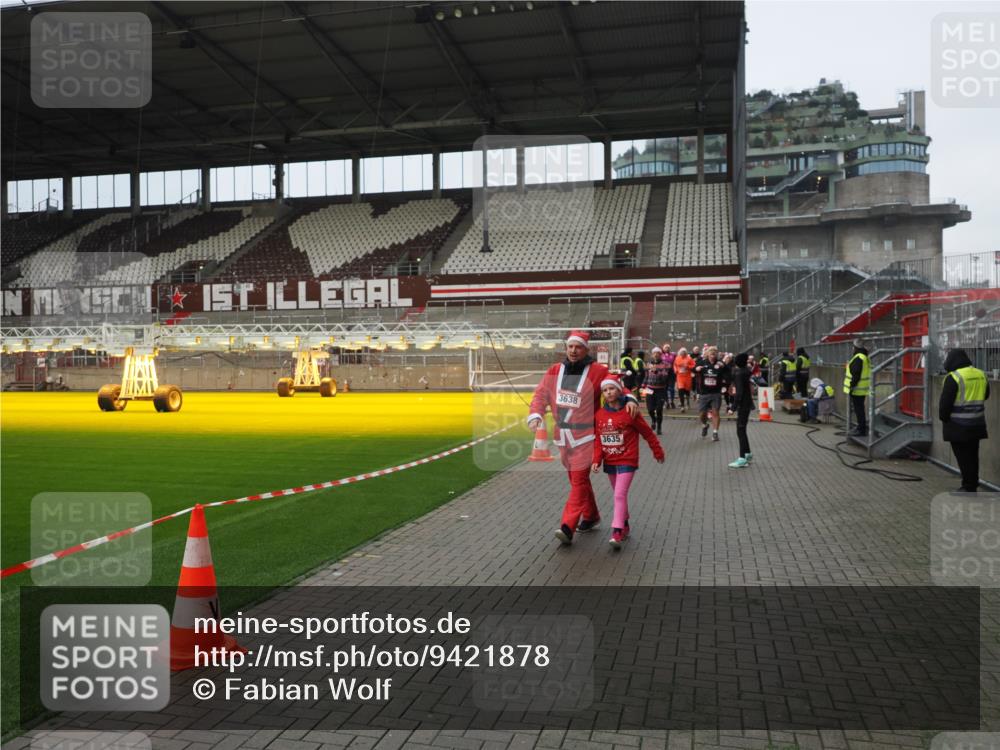 07.12.2025 - St. Pauli X-Mass-Run No. 15 Fabian Wolf http://msf.ph/oto/9421878 07.12.2025 11:48:28 Ziel 616, 732, 990, 1926, 1927, 2432, 3504, 3528, 3635, 3638, 3646, 3657, 4423, 4424, 4426, 4477, 4480 meine-sportfotos.de