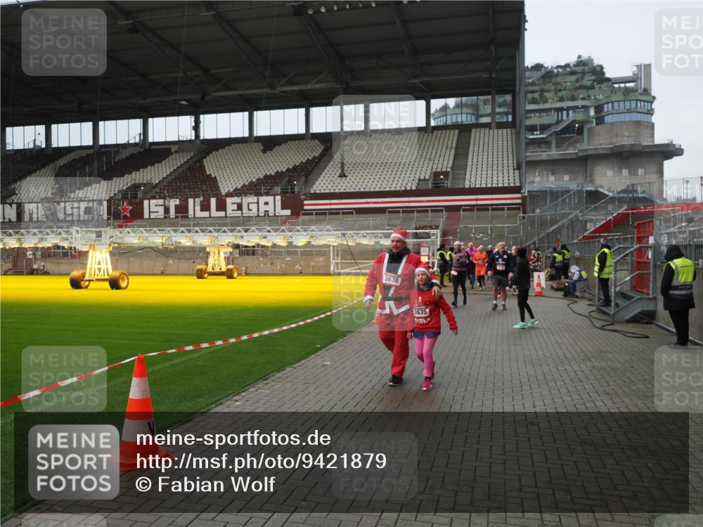 07.12.2025 - St. Pauli X-Mass-Run No. 15 Fabian Wolf http://msf.ph/oto/9421879 07.12.2025 11:48:28 Ziel 616, 732, 990, 1926, 1927, 2432, 3504, 3528, 3635, 3638, 3646, 3657, 4423, 4424, 4426, 4477, 4480 meine-sportfotos.de