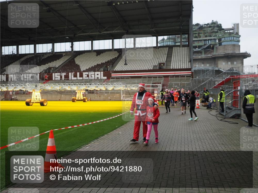 07.12.2025 - St. Pauli X-Mass-Run No. 15 Fabian Wolf http://msf.ph/oto/9421880 07.12.2025 11:48:28 Ziel 616, 732, 990, 1926, 1927, 2432, 3504, 3528, 3635, 3638, 3646, 3657, 4423, 4424, 4426, 4477, 4480 meine-sportfotos.de
