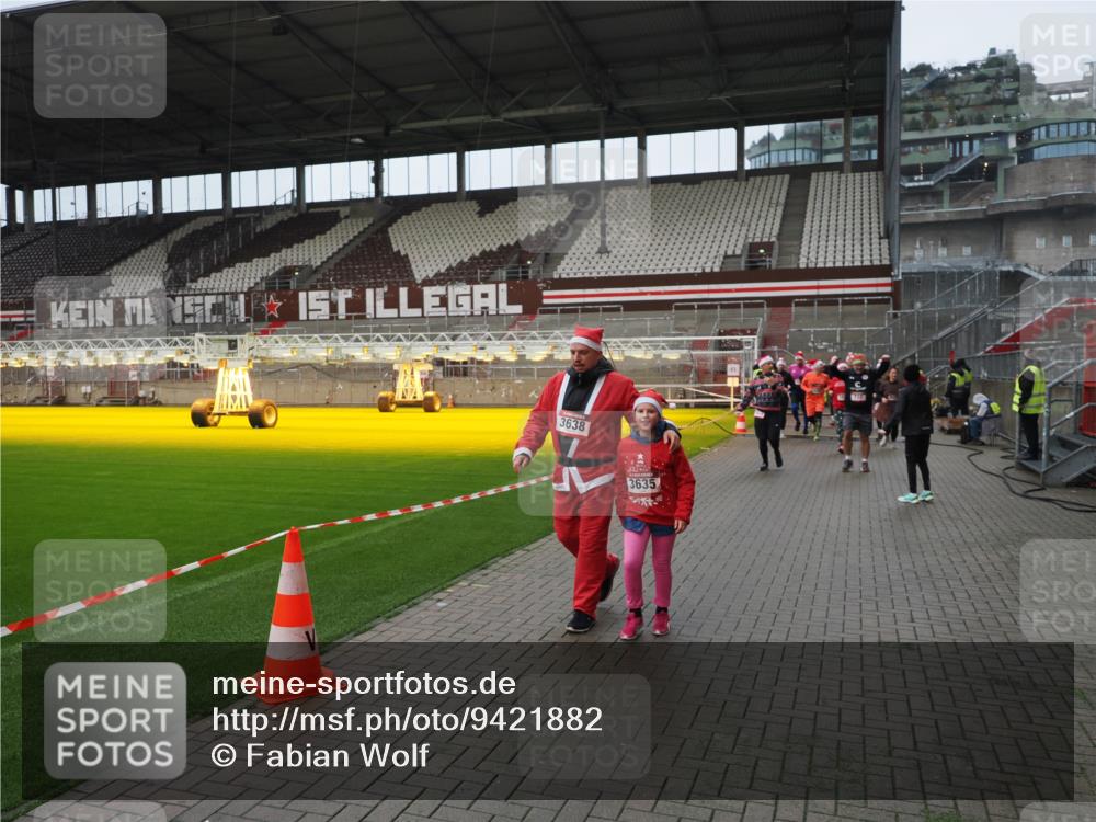 07.12.2025 - St. Pauli X-Mass-Run No. 15 Fabian Wolf http://msf.ph/oto/9421882 07.12.2025 11:48:29 Ziel 616, 732, 990, 1911, 1926, 1927, 2432, 3504, 3528, 3635, 3638, 3646, 3657, 4134, 4423, 4424, 4426, 4477, 4480 meine-sportfotos.de