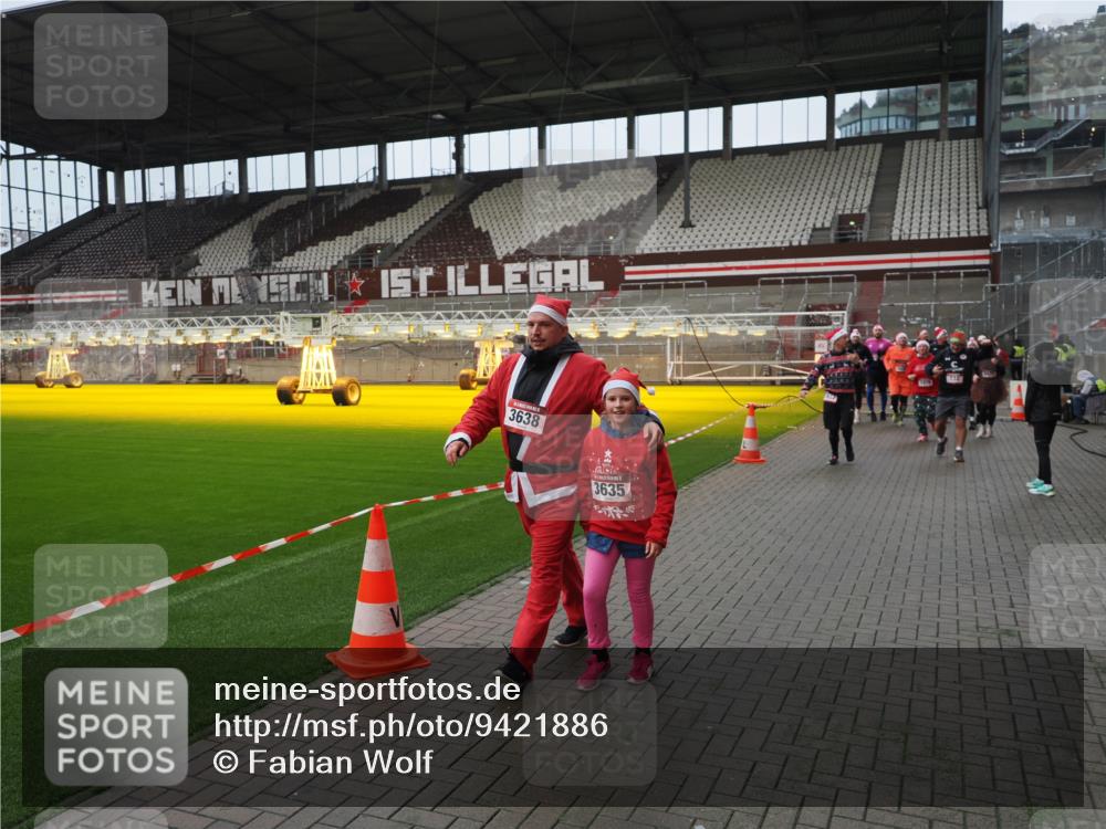 07.12.2025 - St. Pauli X-Mass-Run No. 15 Fabian Wolf http://msf.ph/oto/9421886 07.12.2025 11:48:30 Ziel 616, 732, 990, 1911, 1926, 1927, 2432, 3504, 3528, 3635, 3638, 3646, 3657, 4134, 4423, 4424, 4426, 4477, 4480 meine-sportfotos.de