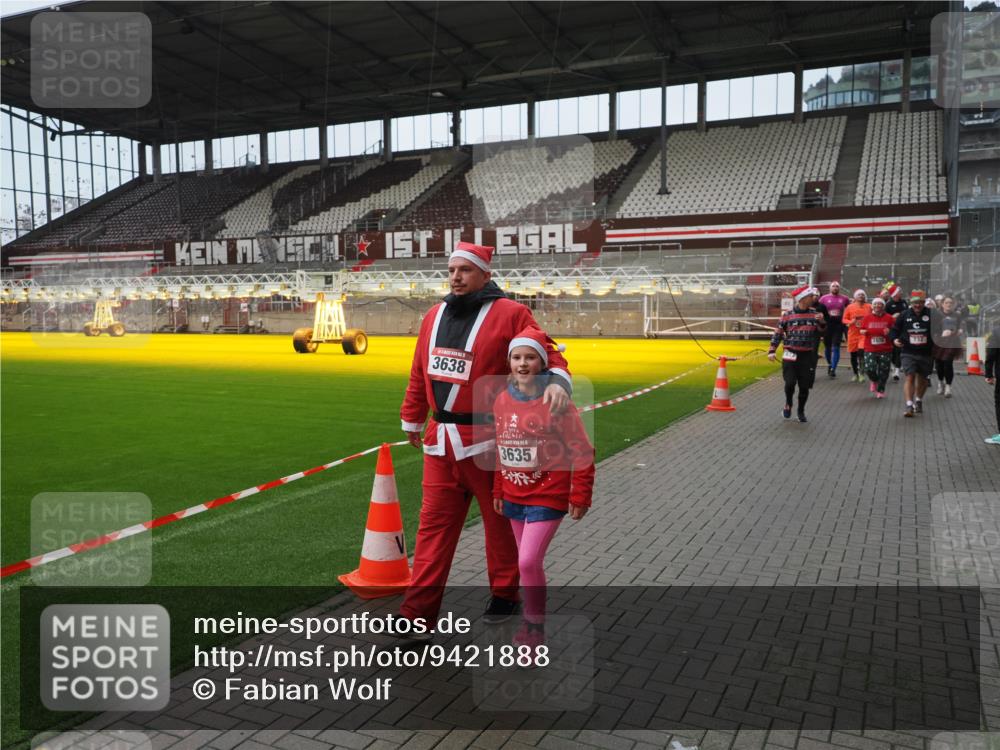 07.12.2025 - St. Pauli X-Mass-Run No. 15 Fabian Wolf http://msf.ph/oto/9421888 07.12.2025 11:48:30 Ziel 616, 732, 990, 1911, 1926, 1927, 2432, 3504, 3528, 3635, 3638, 3646, 3657, 4134, 4423, 4424, 4426, 4477, 4480 meine-sportfotos.de