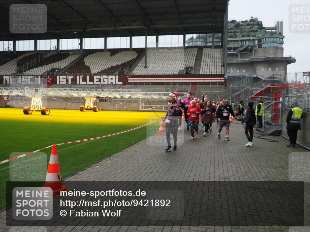 07.12.2025 - St. Pauli X-Mass-Run No. 15 Fabian Wolf http://msf.ph/oto/9421892 07.12.2025 11:48:32 Ziel 616, 732, 990, 1891, 1911, 1926, 1927, 2432, 3023, 3388, 3635, 3638, 3646, 3657, 4134, 4423, 4424, 4426, 4477, 4480 meine-sportfotos.de