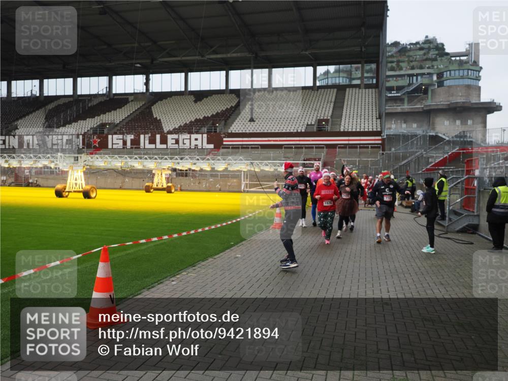 07.12.2025 - St. Pauli X-Mass-Run No. 15 Fabian Wolf http://msf.ph/oto/9421894 07.12.2025 11:48:32 Ziel 616, 732, 990, 1891, 1911, 1926, 1927, 2432, 3023, 3388, 3635, 3638, 3646, 3657, 4134, 4423, 4424, 4426, 4477, 4480 meine-sportfotos.de