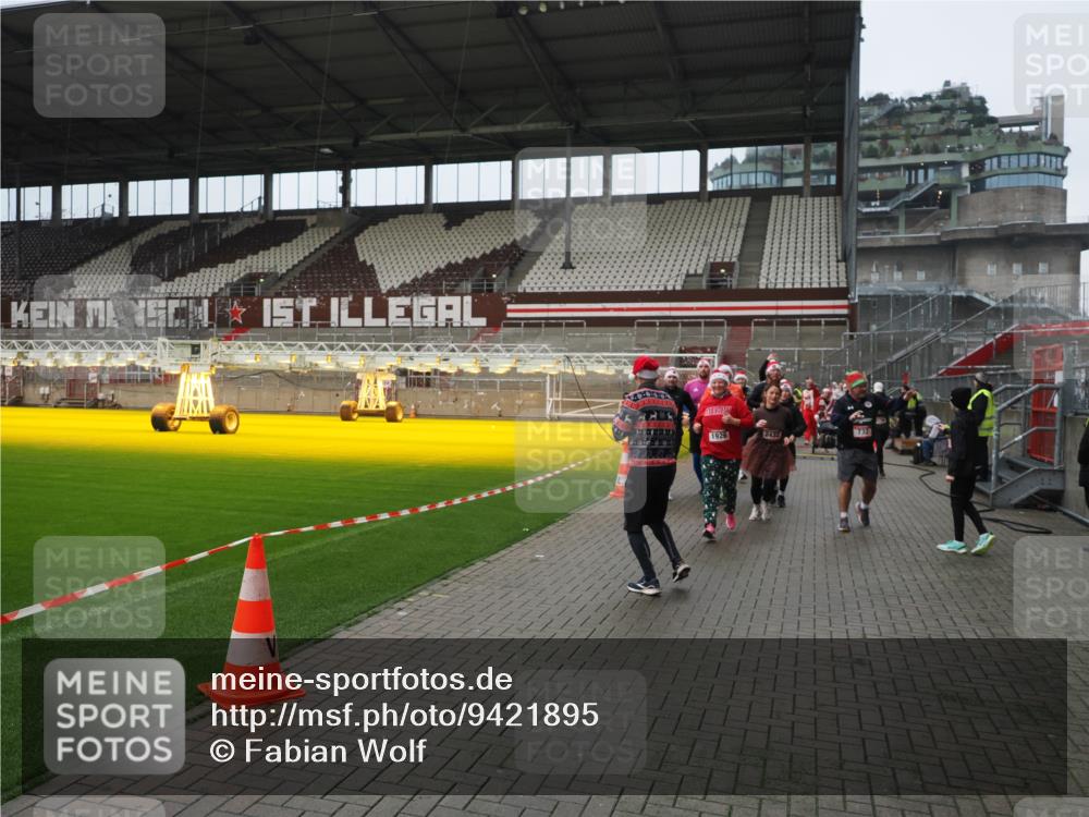 07.12.2025 - St. Pauli X-Mass-Run No. 15 Fabian Wolf http://msf.ph/oto/9421895 07.12.2025 11:48:32 Ziel 616, 732, 990, 1891, 1911, 1926, 1927, 2432, 3023, 3388, 3635, 3638, 3646, 3657, 4134, 4423, 4424, 4426, 4477, 4480 meine-sportfotos.de