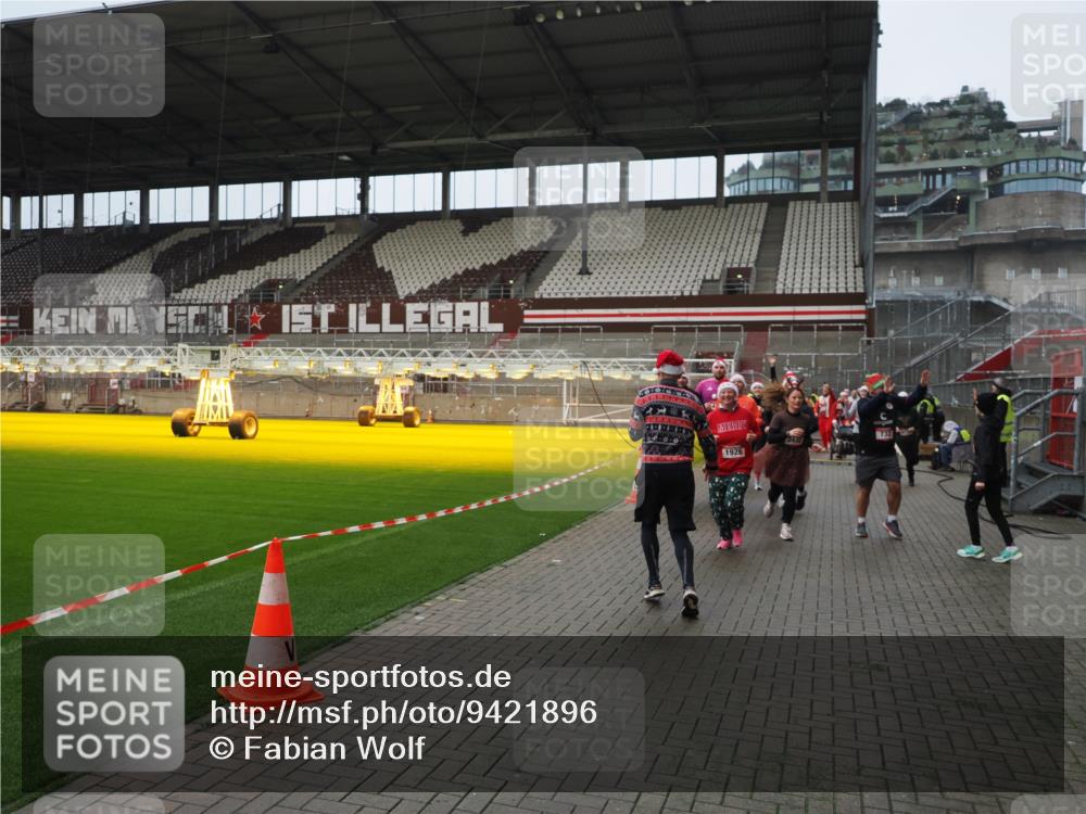 07.12.2025 - St. Pauli X-Mass-Run No. 15 Fabian Wolf http://msf.ph/oto/9421896 07.12.2025 11:48:33 Ziel 616, 732, 1891, 1911, 1926, 1927, 2432, 3023, 3388, 3635, 3638, 3646, 3657, 4134, 4423, 4424, 4426, 4477, 4480 meine-sportfotos.de